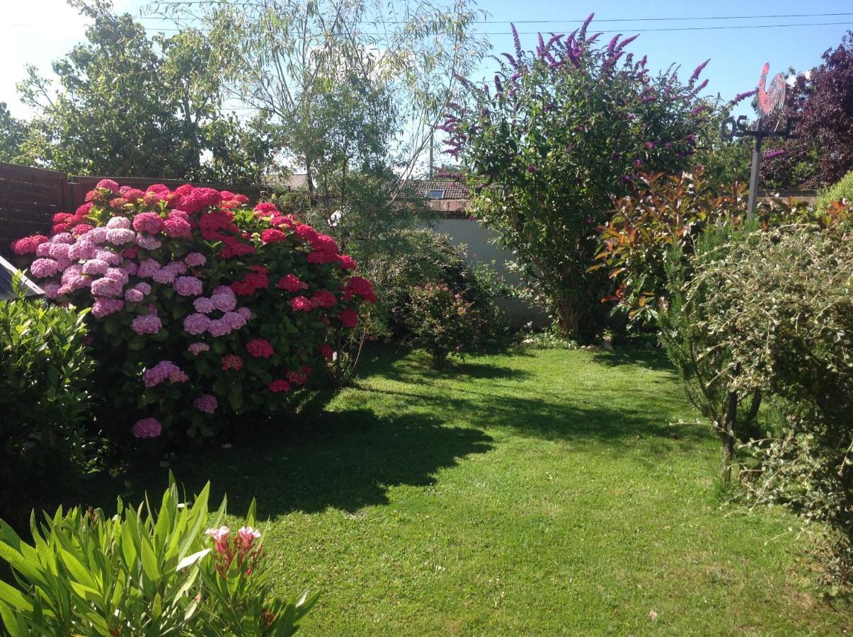 Le Jardin Des Poules Bed & Breakfast Thietreville Exterior photo