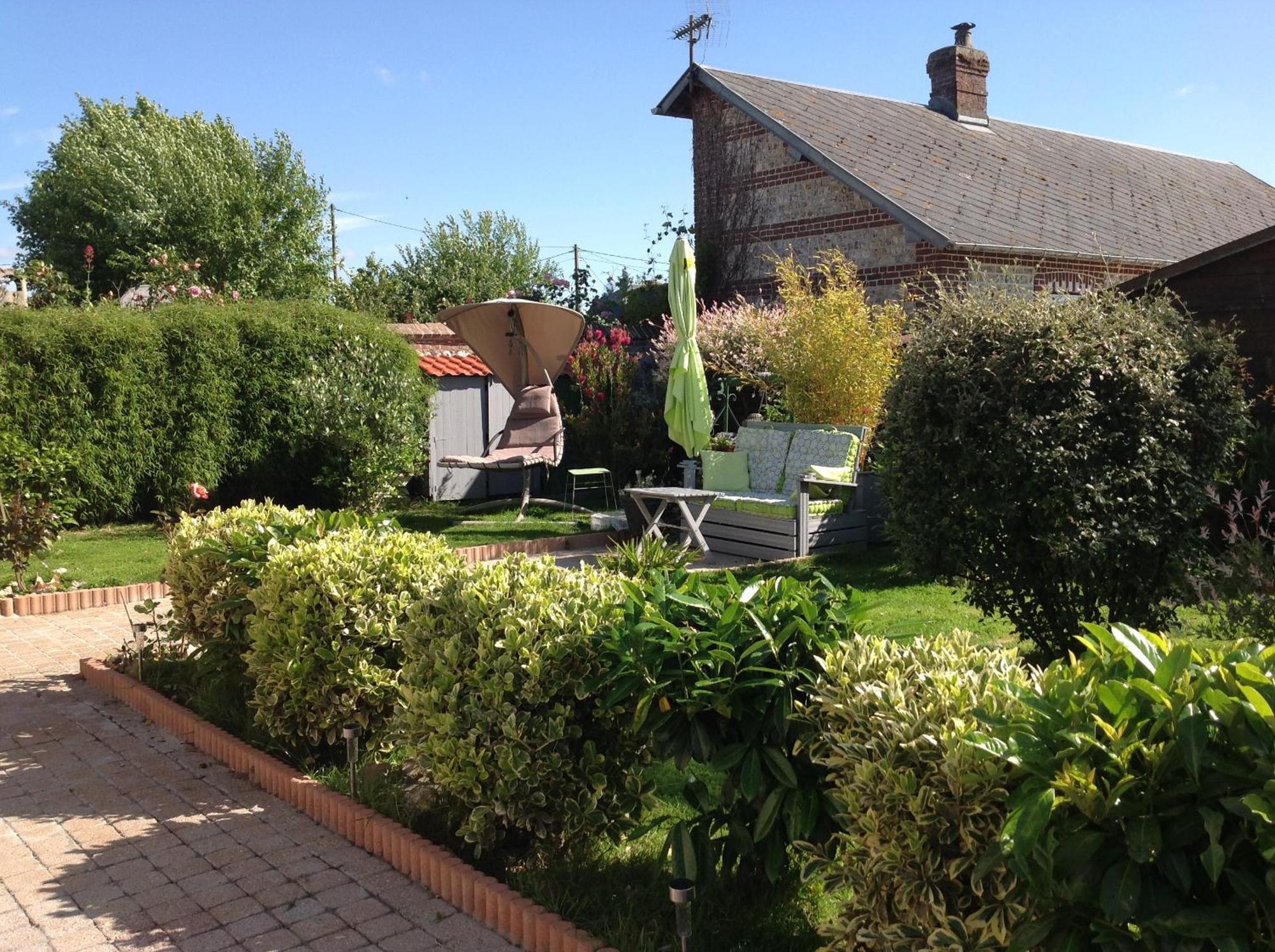 Le Jardin Des Poules Bed & Breakfast Thietreville Exterior photo